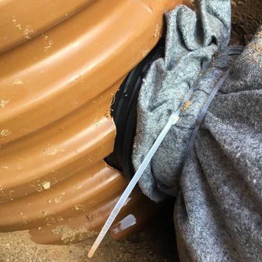 ввод дренажной трубы в колодец